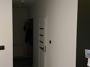 Mieszkanie Katowice-Kostuchna - Średni z wieszakiem biały czarny z marmurem na podłodze hol / przedpokój, styl nowoczesny - zdjęcie od FUH Jordan