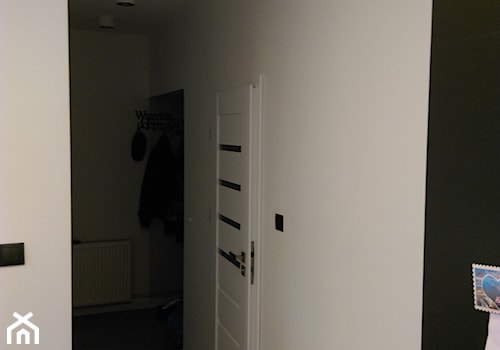 Mieszkanie Katowice-Kostuchna - Średni z wieszakiem biały czarny z marmurem na podłodze hol / przedpokój, styl nowoczesny - zdjęcie od FUH Jordan