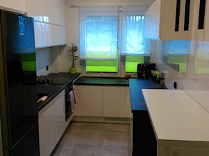 Mieszkanie Katowice-Kostuchna - Średnia otwarta szara z zabudowaną lodówką z lodówką wolnostojącą z nablatowym zlewozmywakiem kuchnia w kształcie litery u z oknem, styl nowoczesny - zdjęcie od FUH Jordan