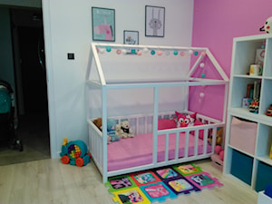 Mieszkanie Katowice-Kostuchna - Mały biały różowy pokój dziecka dla dziecka dla dziewczynki, styl skandynawski - zdjęcie od FUH Jordan