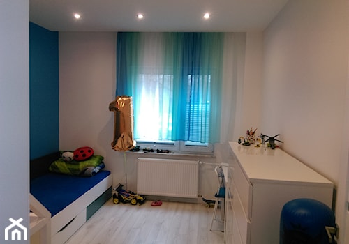 Mieszkanie Katowice-Kostuchna - Mały biały niebieski pokój dziecka dla dziecka dla nastolatka dla chłopca dla dziewczynki, styl skandynawski - zdjęcie od FUH Jordan