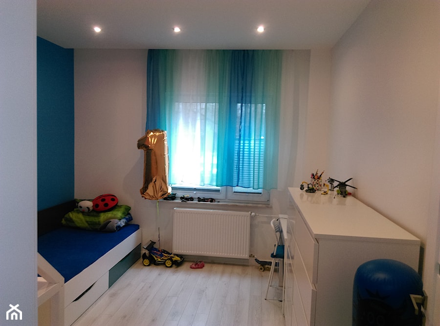 Mieszkanie Katowice-Kostuchna - Mały biały niebieski pokój dziecka dla dziecka dla nastolatka dla chłopca dla dziewczynki, styl skandynawski - zdjęcie od FUH Jordan