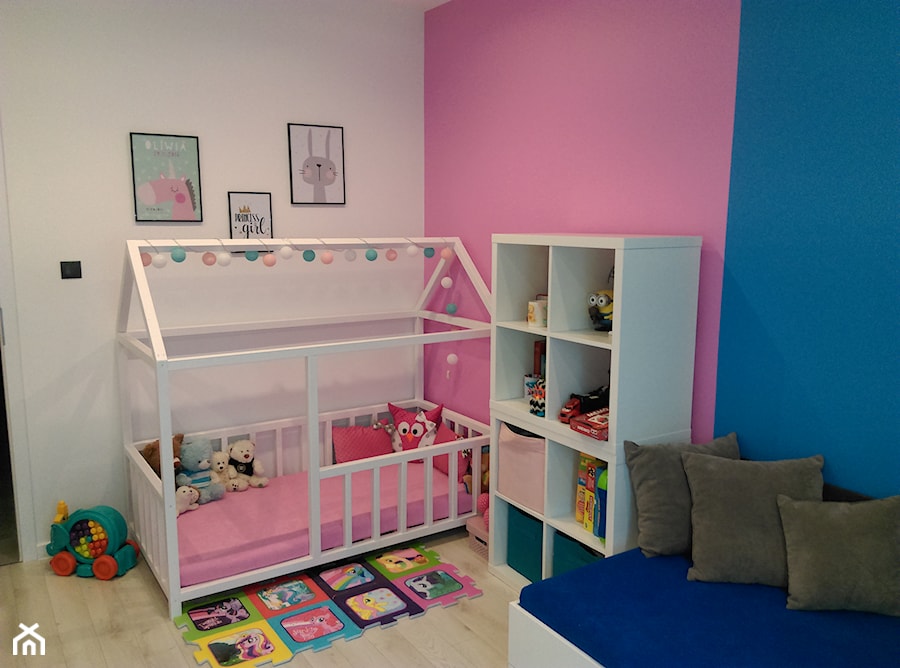 Mieszkanie Katowice-Kostuchna - Średni biały różowy niebieski pokój dziecka dla dziecka dla dziewczynki, styl skandynawski - zdjęcie od FUH Jordan