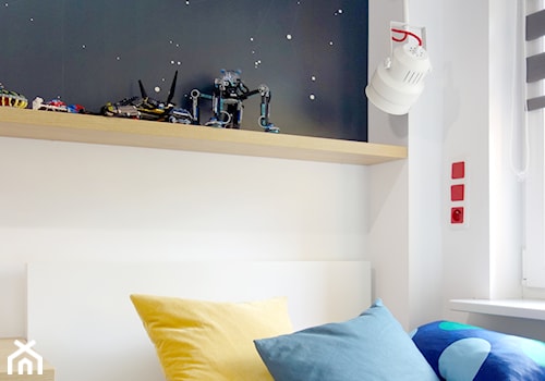 Mieszkanie w Dąbrowie Górniczej - Mały biały czarny pokój dziecka dla nastolatka dla chłopca, styl nowoczesny - zdjęcie od Followlab