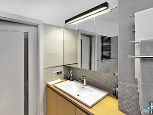 REALIZACJA mieszkania z czarnym jeleniem - Średnia na poddaszu bez okna łazienka, styl nowoczesny - zdjęcie od HOME & STYLE Katarzyna Rohde