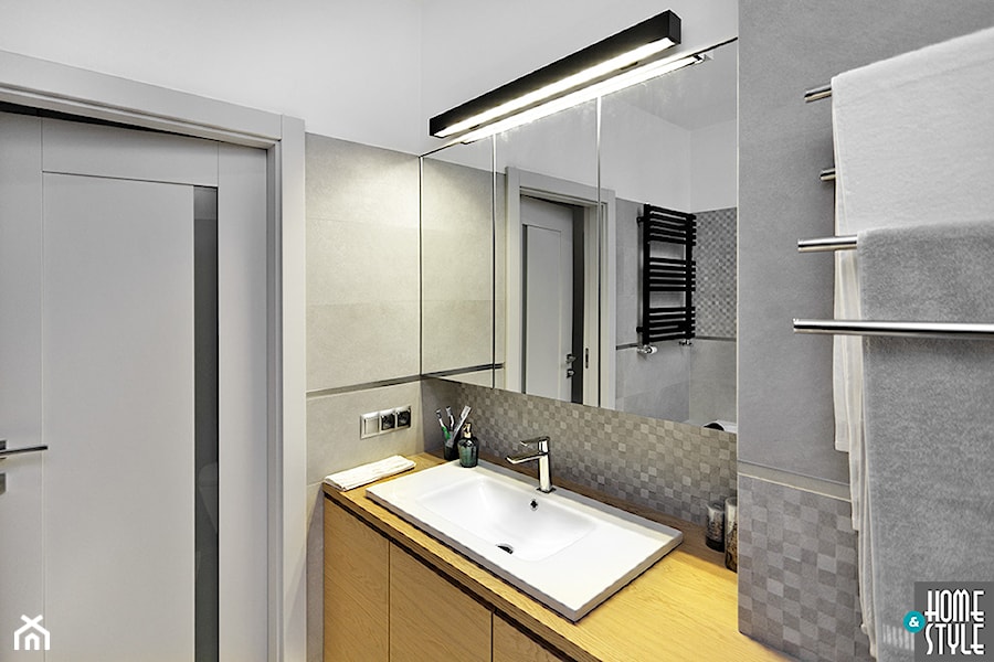 REALIZACJA mieszkania z czarnym jeleniem - Średnia na poddaszu bez okna łazienka, styl nowoczesny - zdjęcie od HOME & STYLE Katarzyna Rohde