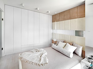 REALIZACJA mieszkania z lustrami - Mała biała sypialnia, styl nowoczesny - zdjęcie od HOME & STYLE Katarzyna Rohde
