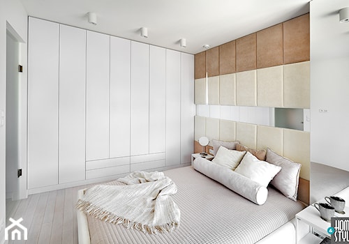 REALIZACJA mieszkania z lustrami - Mała biała sypialnia, styl nowoczesny - zdjęcie od HOME & STYLE Katarzyna Rohde