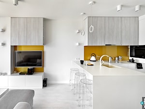 REALIZACJA mieszkania z lustrami - Średnia otwarta z salonem żółta z zabudowaną lodówką kuchnia w kształcie litery u z wyspą lub półwyspem, styl nowoczesny - zdjęcie od HOME & STYLE Katarzyna Rohde