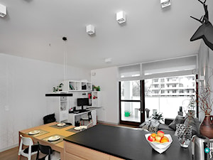 REALIZACJA mieszkania z czarnym jeleniem - Średni biały salon z kuchnią z jadalnią, styl nowoczesny - zdjęcie od HOME & STYLE Katarzyna Rohde