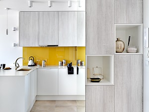 REALIZACJA mieszkania z lustrami - Mała otwarta z salonem biała żółta z zabudowaną lodówką kuchnia w kształcie litery l, styl nowoczesny - zdjęcie od HOME & STYLE Katarzyna Rohde