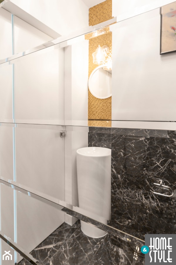 Elegancka łazienka z fazowanymi lustrami - zdjęcie od HOME & STYLE Katarzyna Rohde - Homebook