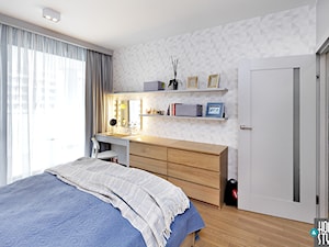 REALIZACJA mieszkania z czarnym jeleniem - Średnia biała sypialnia, styl nowoczesny - zdjęcie od HOME & STYLE Katarzyna Rohde
