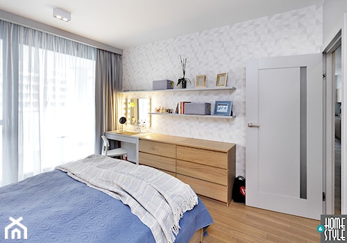 REALIZACJA mieszkania z czarnym jeleniem - Średnia biała sypialnia, styl nowoczesny - zdjęcie od HOME & STYLE Katarzyna Rohde
