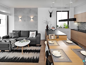 REALIZACJA mieszkania z czarnym jeleniem - Średni biały salon z kuchnią z jadalnią, styl nowoczesny - zdjęcie od HOME & STYLE Katarzyna Rohde