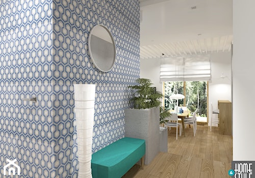 Apartament z kominkiem - Średni biały niebieski hol / przedpokój, styl nowoczesny - zdjęcie od HOME & STYLE Katarzyna Rohde