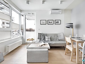 REALIZACJA apartamentu hotelowego - Średni biały salon z jadalnią z tarasem / balkonem, styl skandynawski - zdjęcie od HOME & STYLE Katarzyna Rohde