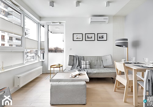 REALIZACJA apartamentu hotelowego - Średni biały salon z jadalnią z tarasem / balkonem, styl skandynawski - zdjęcie od HOME & STYLE Katarzyna Rohde