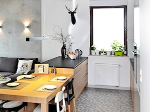 REALIZACJA mieszkania z czarnym jeleniem - Mała z salonem biała z zabudowaną lodówką kuchnia jednorzędowa z wyspą lub półwyspem, styl nowoczesny - zdjęcie od HOME & STYLE Katarzyna Rohde
