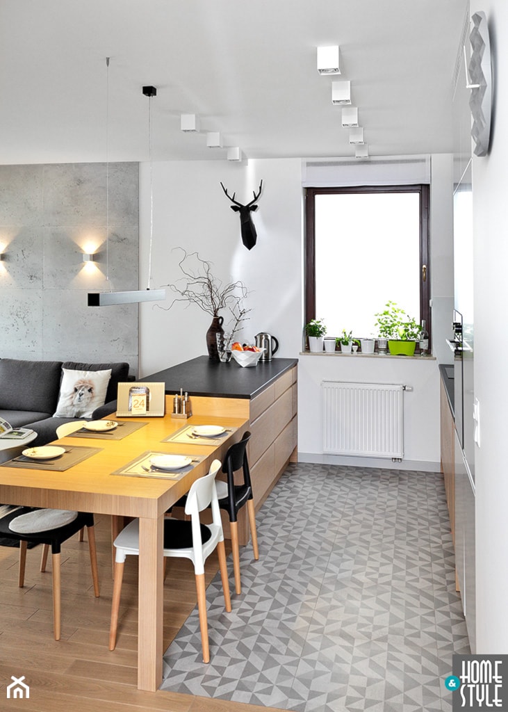 REALIZACJA mieszkania z czarnym jeleniem - Mała z salonem biała z zabudowaną lodówką kuchnia jednorzędowa z wyspą lub półwyspem, styl nowoczesny - zdjęcie od HOME & STYLE Katarzyna Rohde