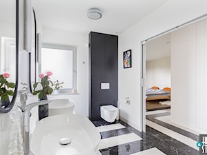 Biało-czarna łazienka z wolnostojącą wanną - zdjęcie od HOME & STYLE Katarzyna Rohde