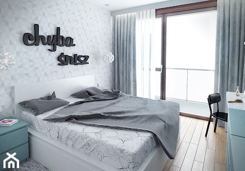 Szarość ocieplona drewnem - Średnia niebieska szara sypialnia z balkonem / tarasem - zdjęcie od HOME & STYLE Katarzyna Rohde