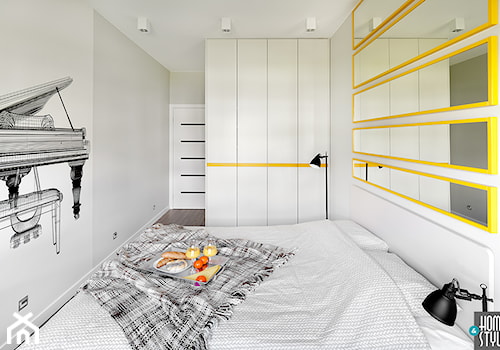 REALIZACJA mieszkania w stonowanych kolorach z żółtym dodatkiem - Średnia biała sypialnia, styl nowoczesny - zdjęcie od HOME & STYLE Katarzyna Rohde