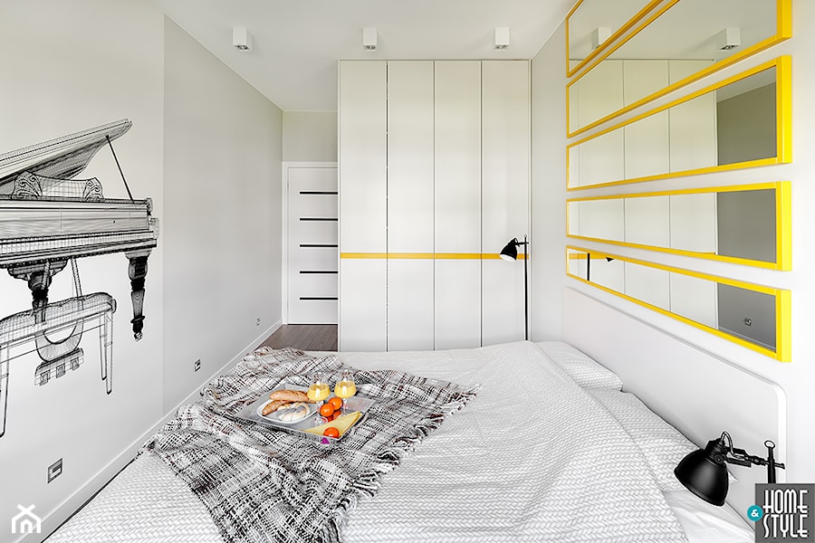 REALIZACJA mieszkania w stonowanych kolorach z żółtym dodatkiem - Średnia biała sypialnia, styl nowoczesny - zdjęcie od HOME & STYLE Katarzyna Rohde
