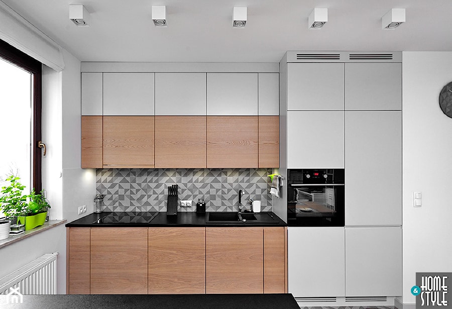 REALIZACJA mieszkania z czarnym jeleniem - Mała otwarta biała z zabudowaną lodówką kuchnia jednorzędowa, styl nowoczesny - zdjęcie od HOME & STYLE Katarzyna Rohde