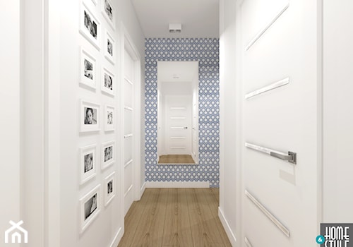 Apartament z kominkiem - Średni niebieski szary hol / przedpokój, styl nowoczesny - zdjęcie od HOME & STYLE Katarzyna Rohde