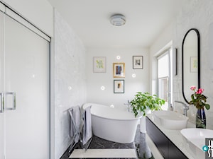 Biało-czarna łazienka z wolnostojącą wanną - zdjęcie od HOME & STYLE Katarzyna Rohde
