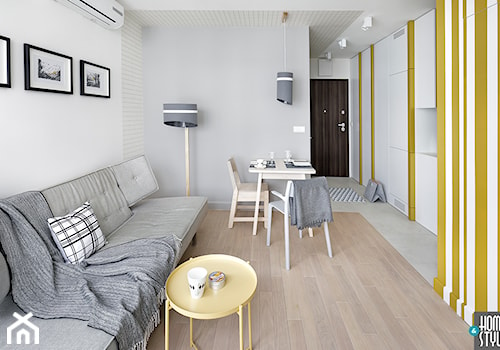 REALIZACJA apartamentu hotelowego - Mały biały żółty salon z jadalnią, styl skandynawski - zdjęcie od HOME & STYLE Katarzyna Rohde