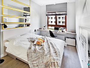 REALIZACJA mieszkania w stonowanych kolorach z żółtym dodatkiem - Średnia biała z biurkiem sypialnia, styl nowoczesny - zdjęcie od HOME & STYLE Katarzyna Rohde