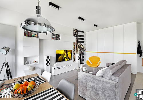REALIZACJA mieszkania w stonowanych kolorach z żółtym dodatkiem - Średni biały salon z jadalnią, styl nowoczesny - zdjęcie od HOME & STYLE Katarzyna Rohde