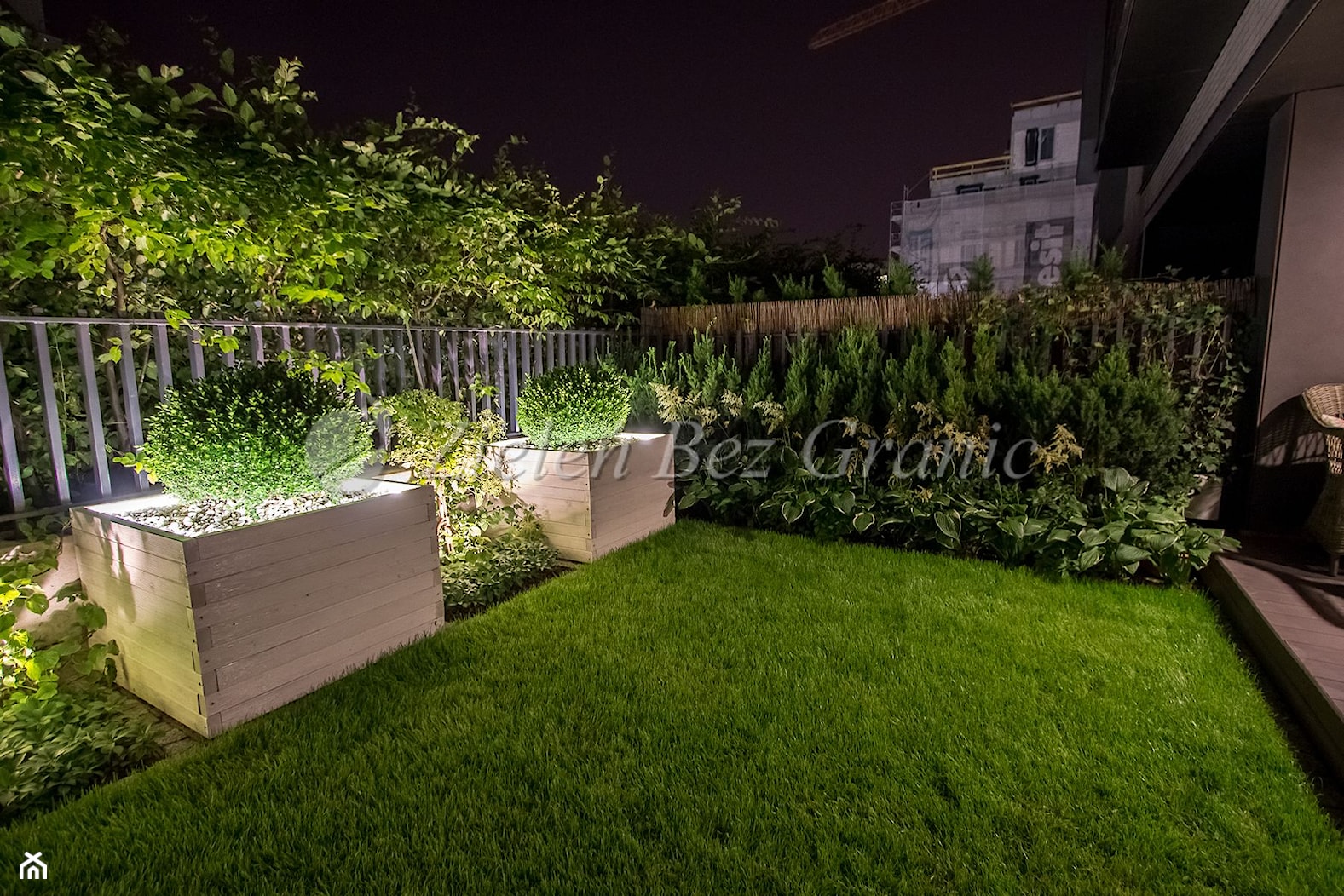 Ciekawa aranżacja ogrodu przy bloku - zdjęcie od Zieleń Bez Granic Hanna Irek - Homebook