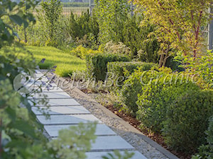 Geometryczna ścieżka prowadząca na tył ogrodu - zdjęcie od Zieleń Bez Granic Hanna Irek