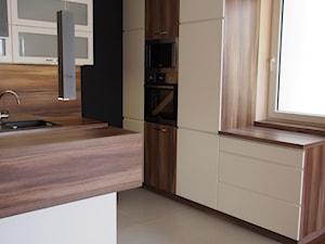 projekt mieszkania - Średnia otwarta beżowa z zabudowaną lodówką z nablatowym zlewozmywakiem kuchnia w kształcie litery l z oknem, styl nowoczesny - zdjęcie od Vitrum System