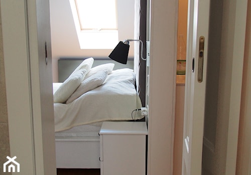 aranżacja domu - Mała biała sypialnia na poddaszu, styl glamour - zdjęcie od Vitrum System