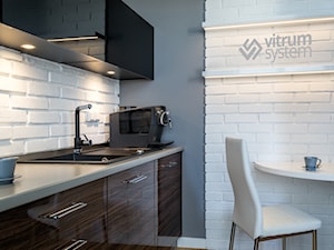 mieszkanie przerobione na biuro - Mała zamknięta z kamiennym blatem szara z lodówką wolnostojącą z nablatowym zlewozmywakiem kuchnia jednorzędowa, styl nowoczesny - zdjęcie od Vitrum System