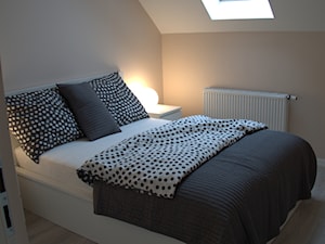 wnętrze domków-bliźniaków - Mała biała szara sypialnia na poddaszu, styl skandynawski - zdjęcie od Vitrum System