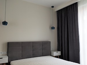 apartamenty pod wynajem - Mała beżowa sypialnia, styl skandynawski - zdjęcie od Vitrum System