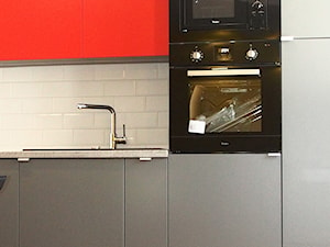 kawalerka - Mała otwarta z kamiennym blatem szara z zabudowaną lodówką z nablatowym zlewozmywakiem kuchnia jednorzędowa, styl nowoczesny - zdjęcie od Vitrum System