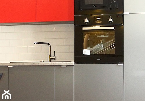 kawalerka - Mała otwarta z kamiennym blatem szara z zabudowaną lodówką z nablatowym zlewozmywakiem kuchnia jednorzędowa, styl nowoczesny - zdjęcie od Vitrum System