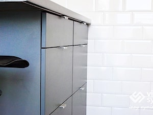 kawalerka - Mała zamknięta z kamiennym blatem biała kuchnia jednorzędowa, styl nowoczesny - zdjęcie od Vitrum System