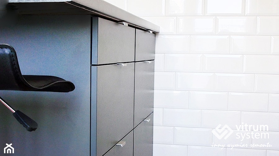 kawalerka - Mała zamknięta z kamiennym blatem biała kuchnia jednorzędowa, styl nowoczesny - zdjęcie od Vitrum System