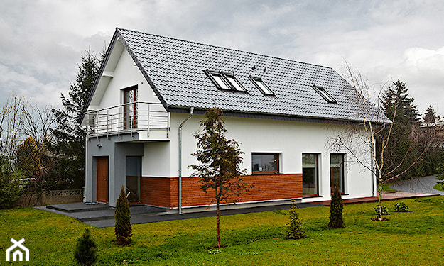klasyczny dom murowany z drewnianymi elementami elewacji styl nowoczesny