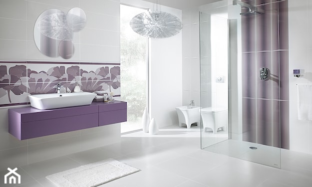 biała łazienka z prysznicem z fioletowymi akcentami