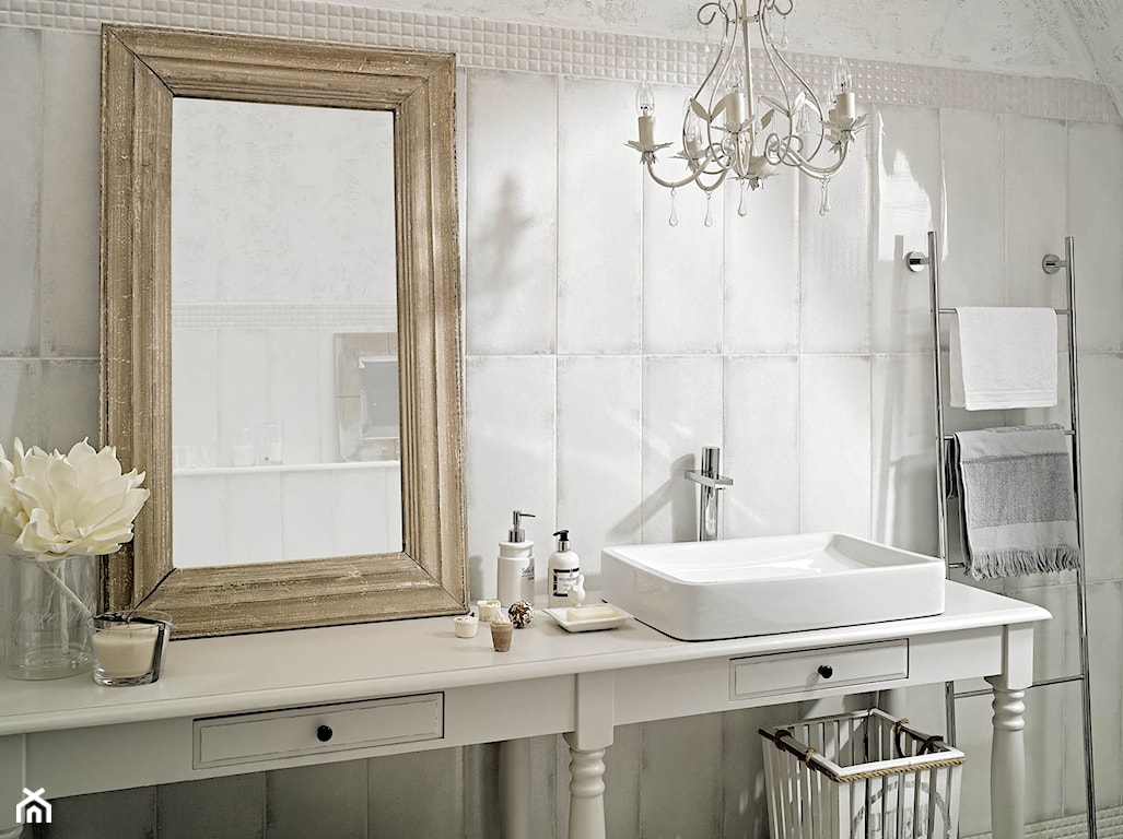 łazienka w stylu klasycznym, lustro w złotej ramie