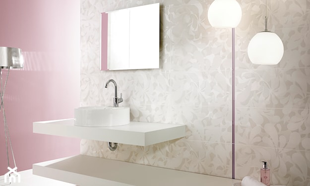 beżowa łazienka z różową ścianą