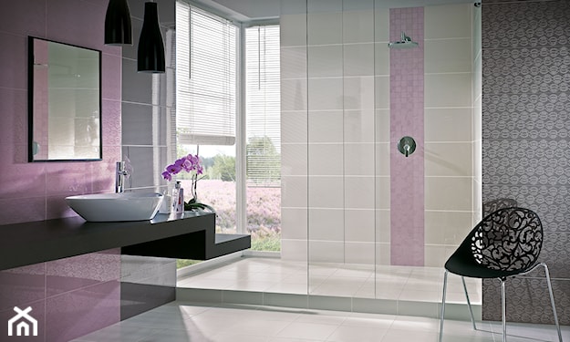 łazienka czarno szara z różowymi akcentami